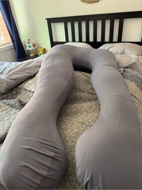 Queen Bee Maternity Full-Body U-Shaped Pregnancy Pillow in Gray